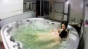 Coppia amatoriale europea gode di un bagno sensuale e di una masturbazione