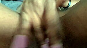 POV видео индийской девушки, которая теребит свою киску и глубоко заглатывает дилдо