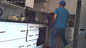 Kamera tersembunyi menangkap tingkah laku nakal pasangan di dapur