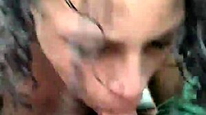 Ένας ερασιτέχνης γκέι πεζοπόρος παίρνει μια χειροδουλειά από μια κατσαρόλα πόρνη