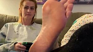 Sexig gamer-tjej får sina fötter masserade och dyrkade av en mogen kvinna