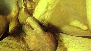 Owłosiona cipka babci zostaje wyruchana w gorącym retro filmie z oralnym seksem