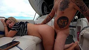 Skutočný amatérsky pár si užíva orgazmus vonku na jazere
