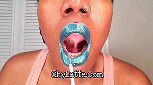 Valmistaudu herkulliseen näyttelyyn mustien amatöörien täynnä olevista huulilla