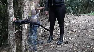 Amaterska najstnica dobi polnjenje v gozdu