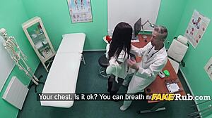 Sexet europæisk patient bliver knullet af lægen på hospitalet