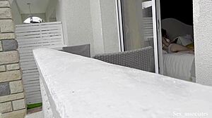 Sousedská špiónka natáčí nahé záběry z hotelového pokoje