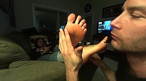 הרגליים הסקסיות של גוון הן המוקד של פולחן הרגליים והסרטון הזה של למצוץ אצבעות