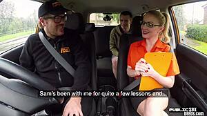 Amatérská milfka s velkými prsy dělá handjob své studentce při jízdě