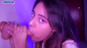Eine amateur-latinische Teenagerin masturbiert und genießt einen Deepthroat mit einem großen Spielzeug