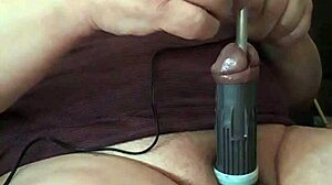 Boleča izkušnja BDSM z mučenjem kurca in jajc ter vezanjem