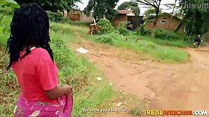 Video POV di una cameriera africana arrapata con un culo grande e seni naturali