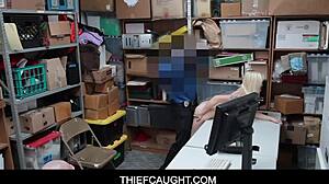Ladrão adolescente pego em flagrante entrando em uma loja e tendo sexo com o cliente