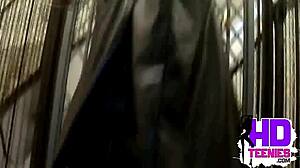 Amatőr barna szobalány orgazmusig maszturbál a liftben