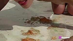 Amaterska Ana Fey širi noge i trlja svoju pičku u bazenu