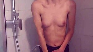 Lille teenagepige tager tøjet af og får flere orgasmer i brusebadet