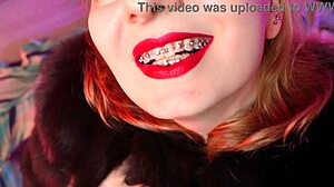 Lábios vermelhos e mãos peludas em um sensual vídeo de massagem ASMR