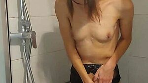 Kleine tienermeisje kleedt zich uit en heeft meerdere orgasmes onder de douche
