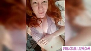 Seorang wanita Eropa berambut merah yang kotor memberikan instruksi masturbasi dalam video HD ini