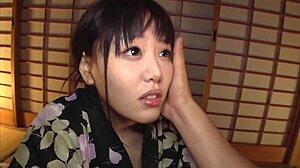 אישה יפנית משתוללת מול המצלמה עם האצבעות והצעצועים שלה