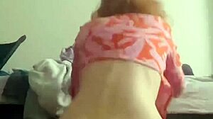 Tini lány kényezteti a kis dildóval a házi videóban
