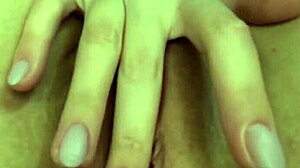 Amatőr lány közelről kényezteti magát ujjaival