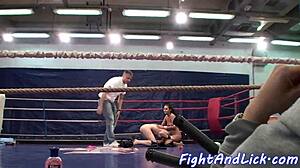 Dos lindas lesbianas europeas se ponen pervertidas en un ring de boxeo