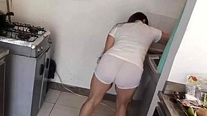 Un voyeur amateur et gras capture la scène de sexe de la cuisine torride