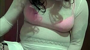 Ερασιτεχνικό σπιτικό βίντεο ενός crossdressing sissy που παίρνει τον κώλο του γαμημένο με ένα σιλικόνι παιχνίδι