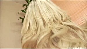 Klasik porno yıldızı, retro 60'ların videosunda büyük göğüslerini sallıyor