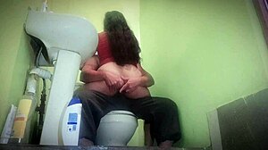Obrazno končanje in oralni seks v kopalnici