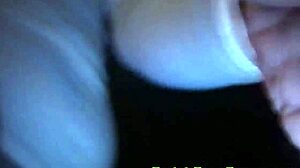 होममेड वीडियो में गर्लफ्रेंड के पिरसिंग और बॉल्स के साथ खेलने का क्लोज़-अप