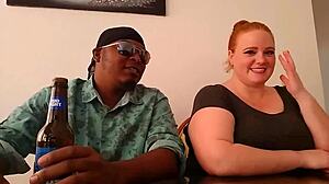 Trio interracial cu Julie Ginger într-un video porno HD