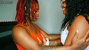 Zwarte poesje wordt geneukt in een lesbische ziekenhuisomgeving