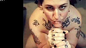 La tatuada Ash VonBlack hace una sensual mamada a una gran polla