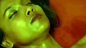 Pijatan India yang sensual mengarah pada seks yang penuh gairah