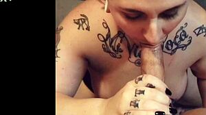 Getatoeëerde babe Ash VonBlack geeft een sensuele blowjob aan een grote lul