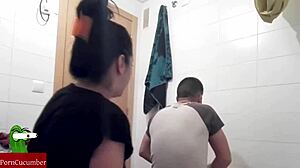 Груб гей секс в банята: Гореща и лепкава среща