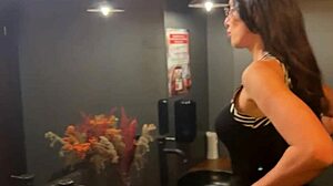 Velká prsa brunetky dostávají svůj anál zblízka na veřejnosti