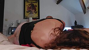 Rubia amateur tiene su coño lamido y lamido en un sexy video lésbico