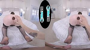이 하드코어 비디오에는 VR에서 멋진 갈색 여자 친구가 엉덩이를 치는 장면이 있습니다