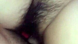 Une jeune coquine se fait baiser le cul par une grosse bite