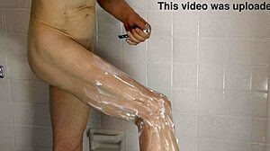 En homoseksuel barebacker viser sin uklippet pik frem i brusebadet