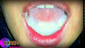 Nahaufnahme von Karens Mund, während sie Sperma schluckt