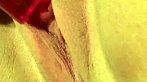 Ragazzo con un culo enorme bagnato in un video di masturbazione solitaria