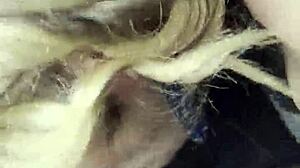 Amatérska blondínka dostane svoje ústa naplnené spermou