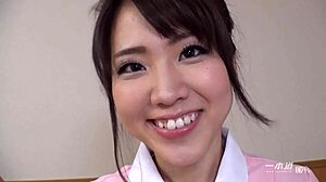 Aasialainen kaunotar Sakura nauttii karvattomasta suihinotosta ja creampie rakastajansa Miniskan kanssa