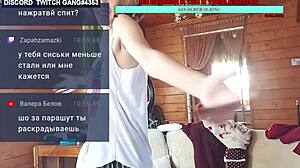 Un streamer en direct montre ses gros seins devant la caméra