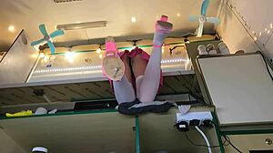 Tenåringsbabe i strømper gir en sexy utendørs massasje