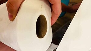 Masturberen met een tissue roll in een badkamer